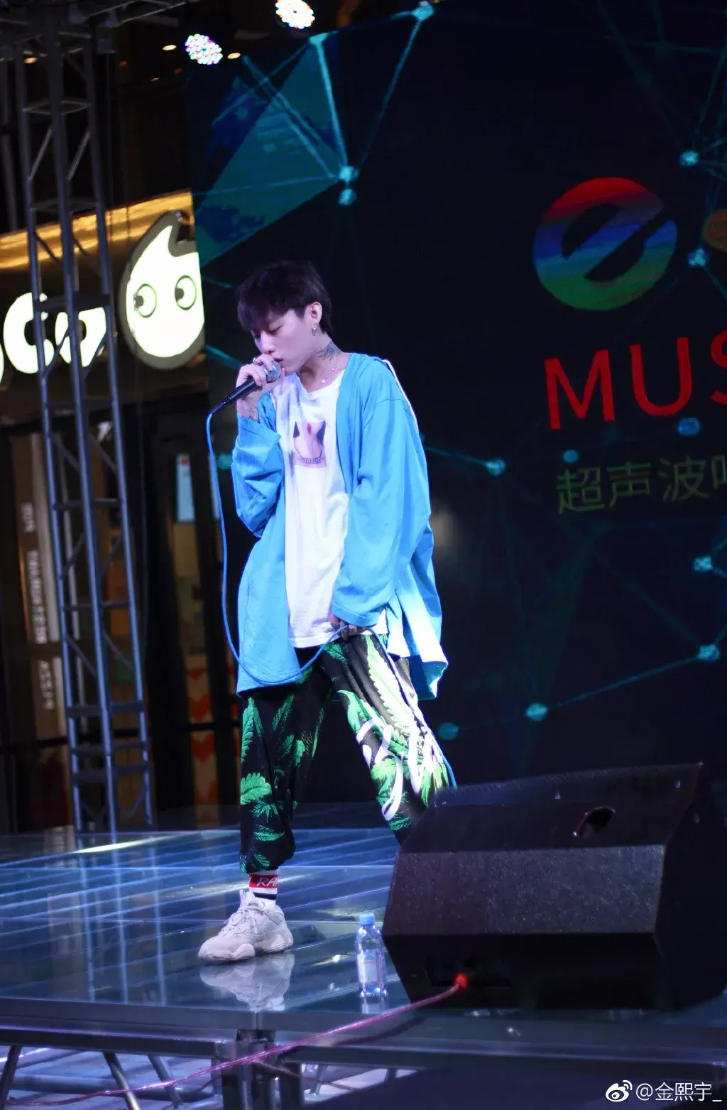 或许之前有人会觉得金熙宇的造型打扮以及他是网络主播这件事让他在