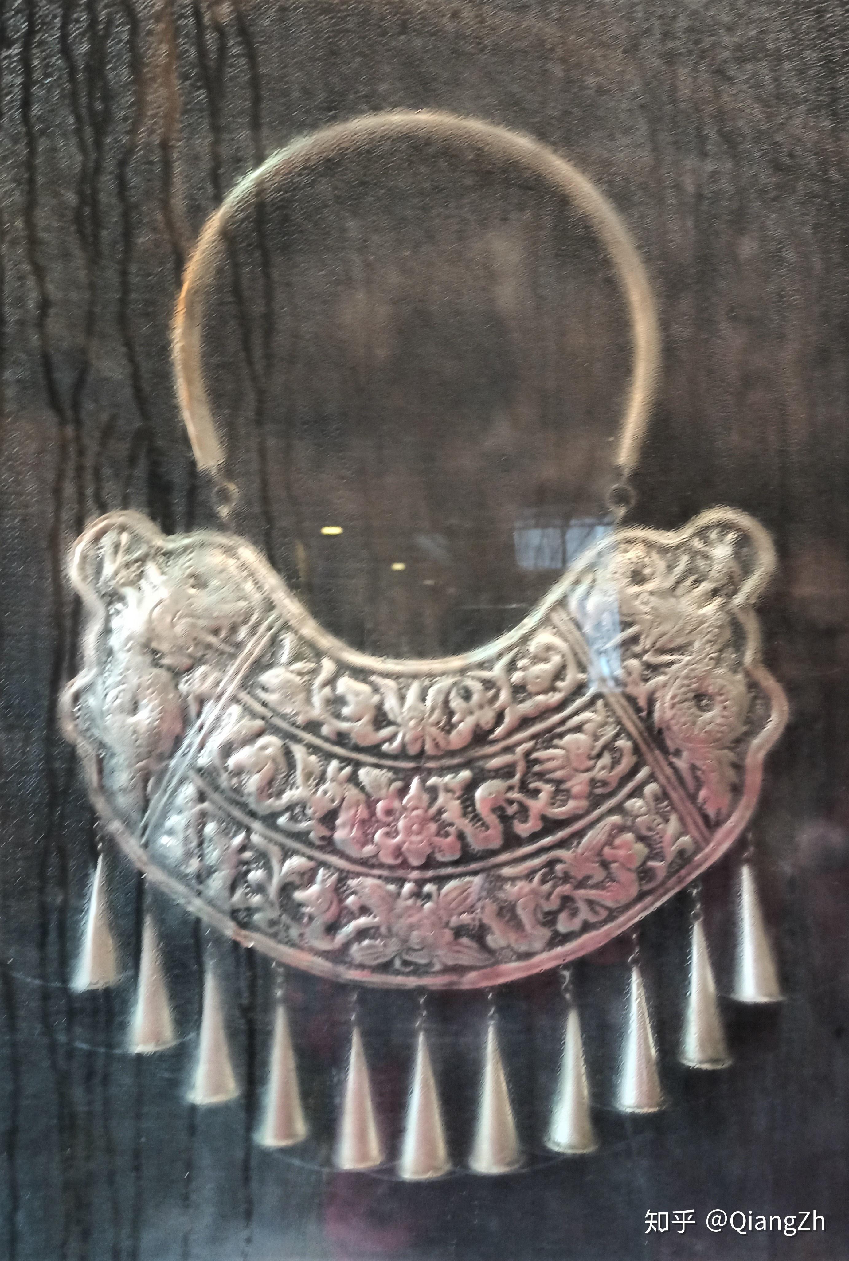 做工相当之精美,梳子的形状如同牛角,是牛图腾形象的变异