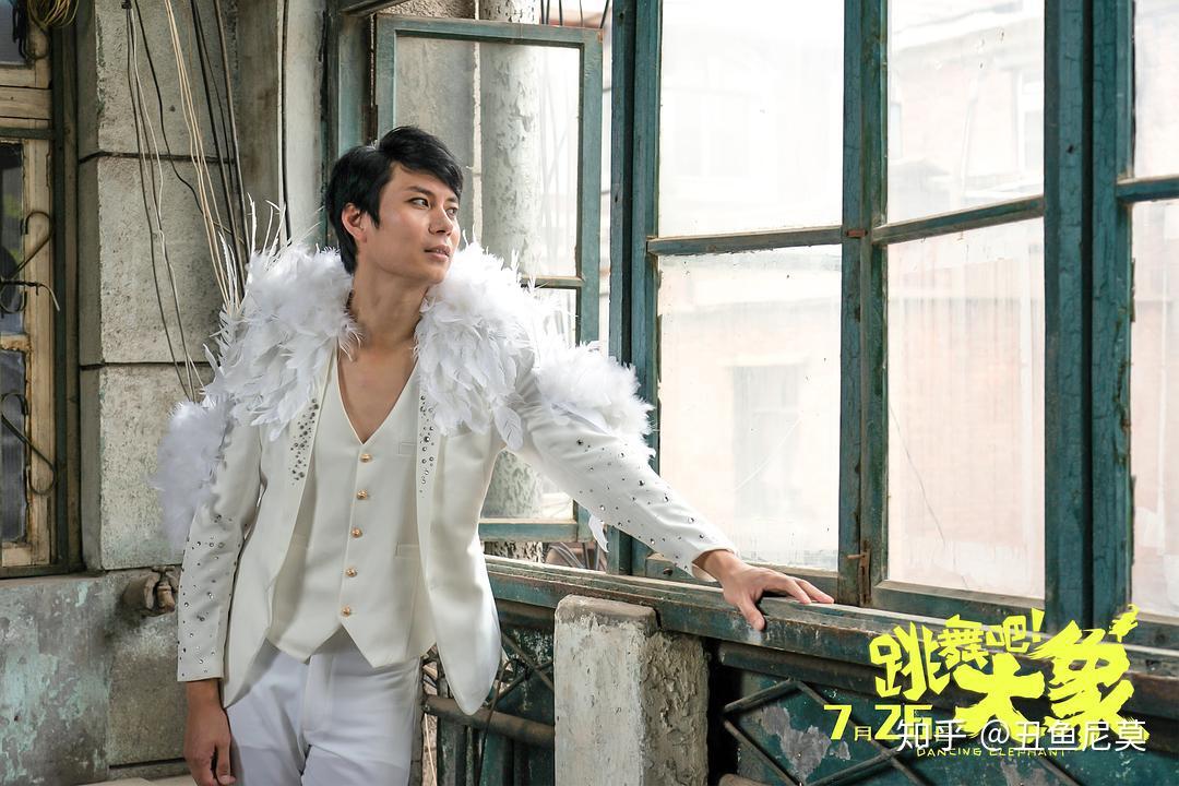 这一次,艾伦化身时而搞笑时而暖情的"灵魂舞者"皮鲍十,认真搞笑的同时