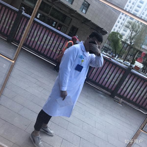 医学生第一次穿白大褂(whitecoat / labcoat)是什么感觉?