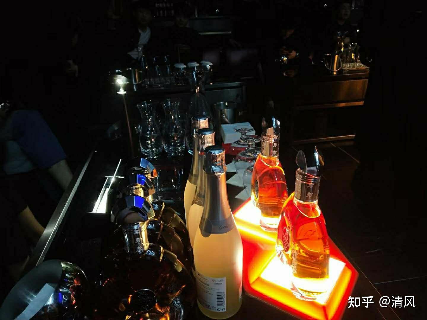 奥斯卡作为最顶级人气的酒吧从照亮全场的黑桃a就能看出来,并且拥有着