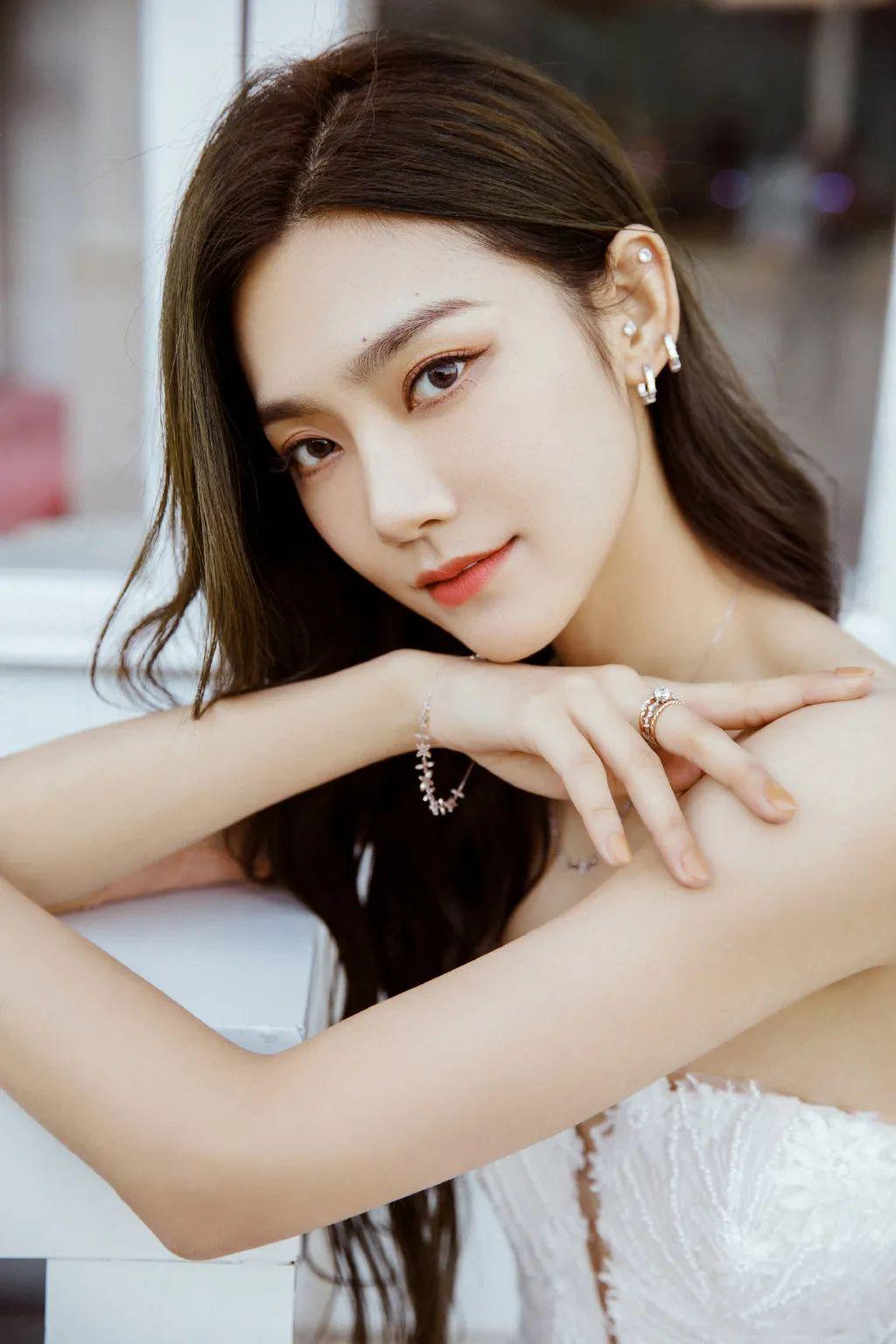 曾可妮,一袭长裙,性感妩媚 - 知乎