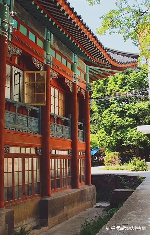 南京师范大学文学院是南京师范大学的支柱院系,拥有"江南文枢"的美誉