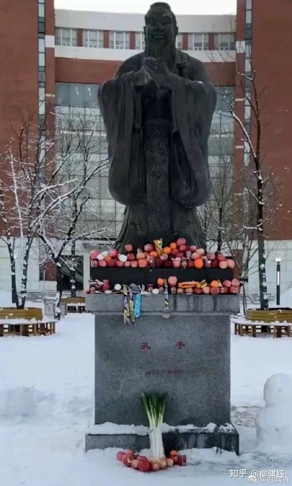 学子们有的拜文曲星,文昌帝君,文殊菩萨等神 也有拜孔子,牛顿等圣人