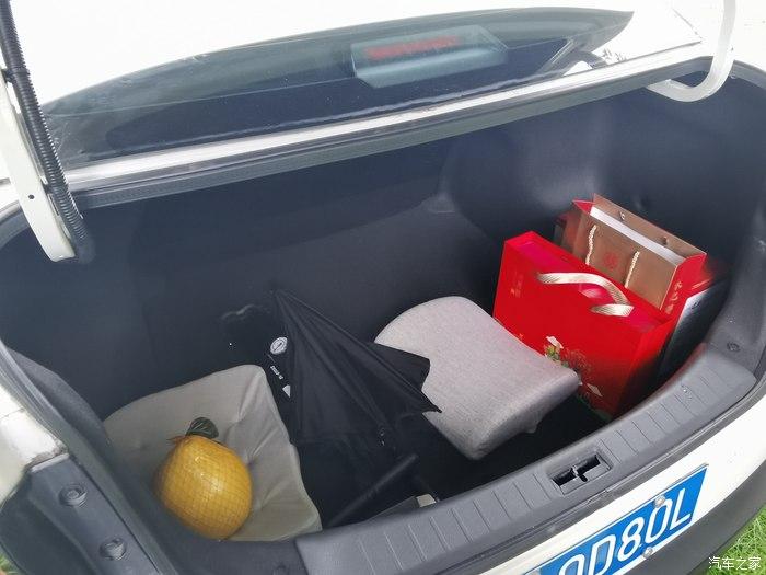 后备箱空间挺大的,基本上除了逢年过节之外,从来没装满过.