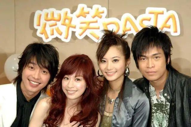 《乘风破浪》第三季开播:谢娜主持终于拿手卡了,有被王心凌甜到(2021乘风破浪第三季播出时间)