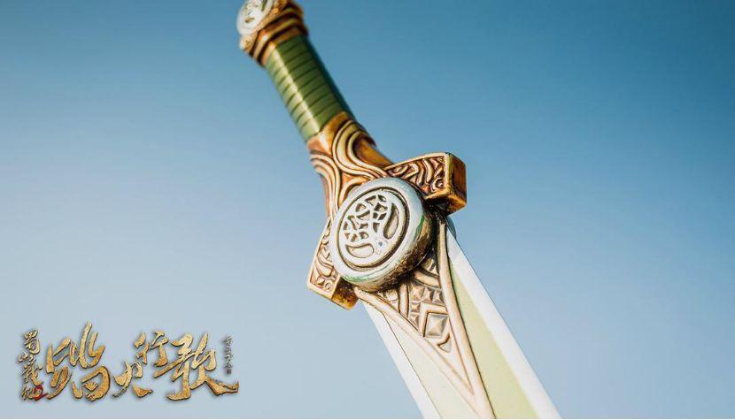 主余英男的人设是来自未来60年代的人设;而剧中涉及到的法器,如女娲剑