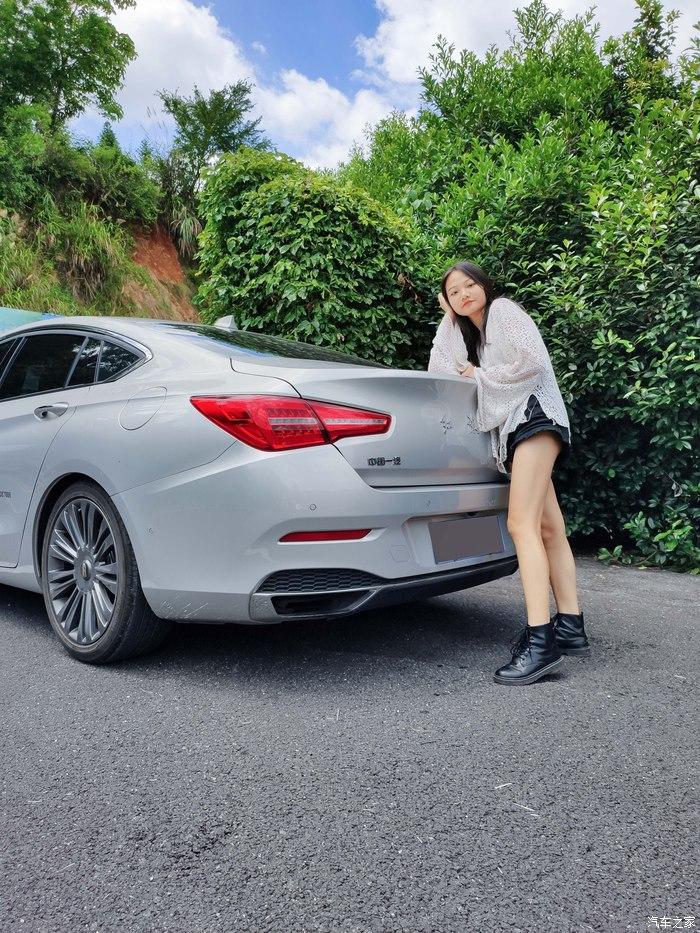 媳妇当车模红旗h5户外高清写真集