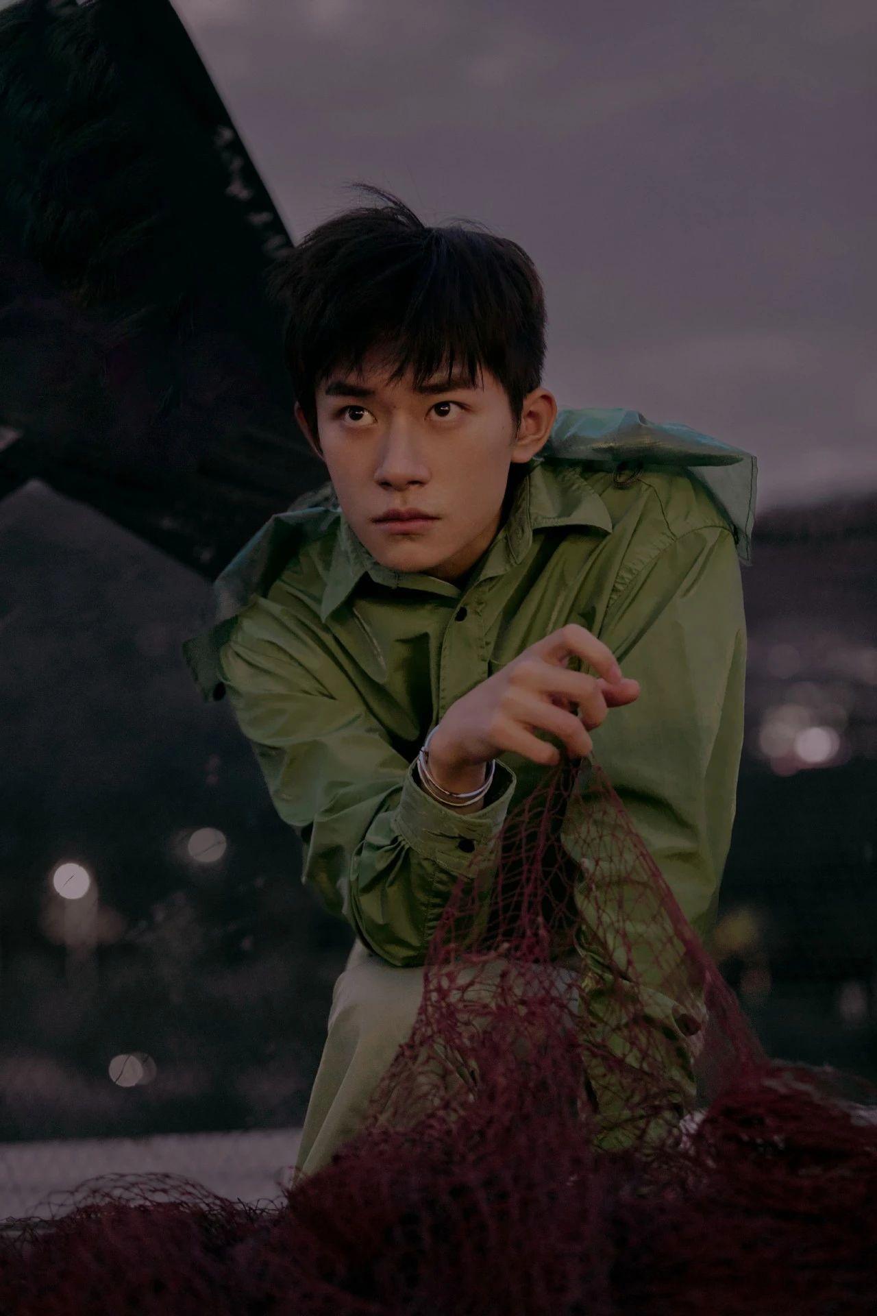 易烊千玺壁纸:想你是一种甜蜜的忧伤,但愿倾尽天下只为你一人