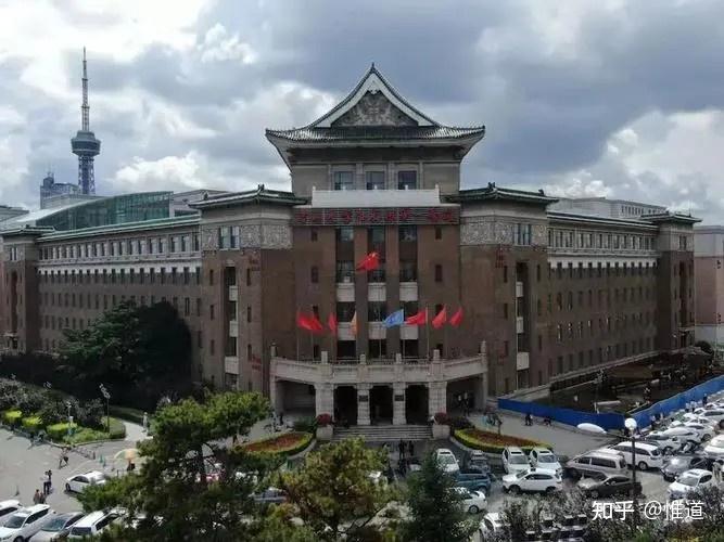 兴亚式建筑风格的东西融合相当生硬,融合效果很不好,几乎是把东方式