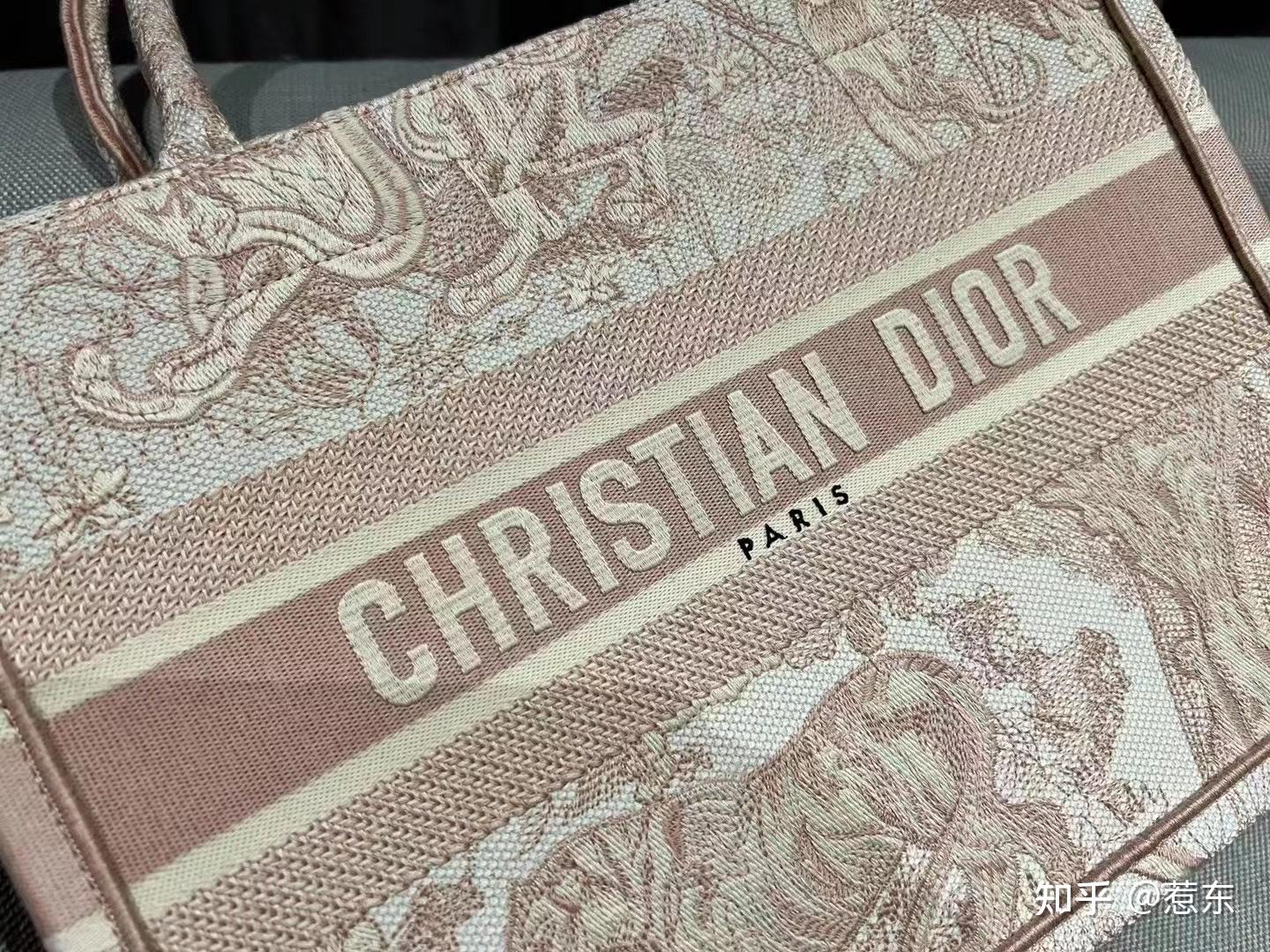 迪奥包包官网价格 Lady Dior原色藤格纹哑光小牛皮翻盖式手提包-奢品网包包腕表之家