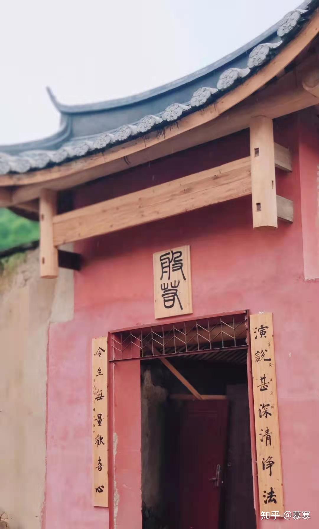 佳人同游访龟龄,书墨茶香诵佛经.十月二十九访龟龄寺工程师慕寒