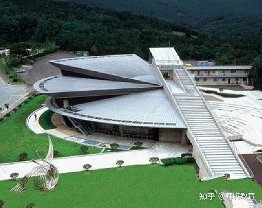 京畿大学首尔校区和水原校区都设有艺体能学院,它主要通过艺术,体育