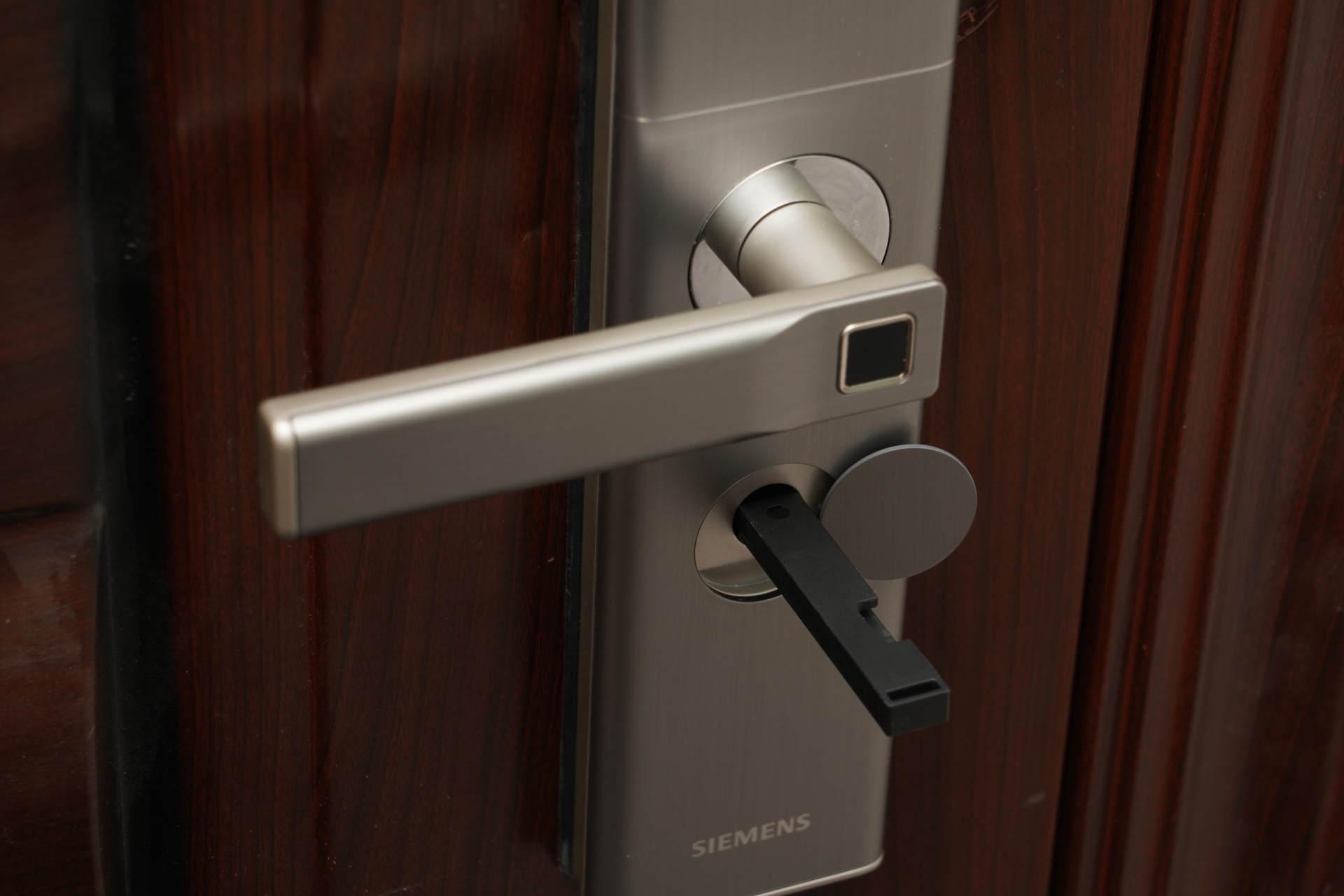 识别率高开门快ic卡解锁很便捷给爸妈的西门子e350指纹锁