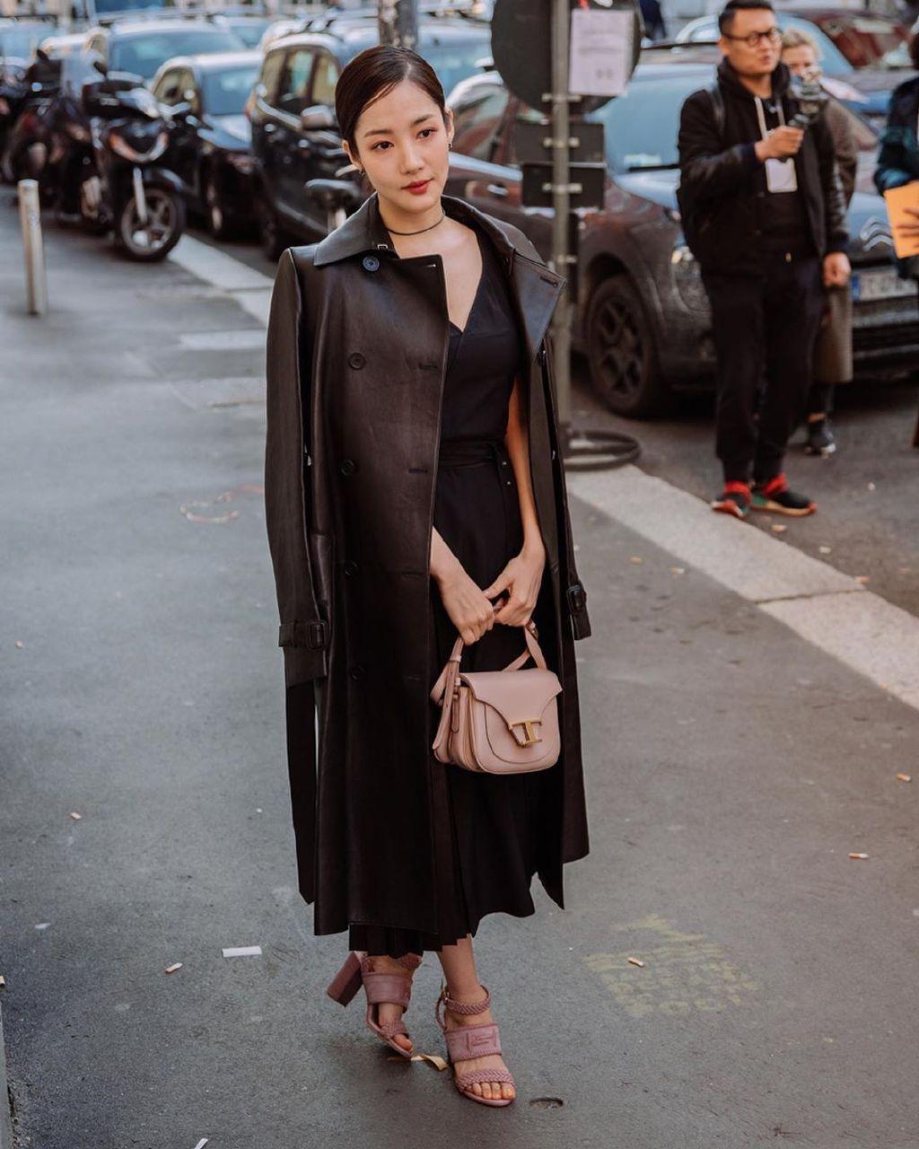 朴敏英戴口罩现身机场穿短款上衣牛仔裤秀小蛮腰少女感十足