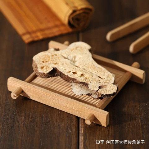 《金匱》桂枝附子去桂加白朮湯,甘草二兩,大棗六枚,生薑兩半,附子一枚