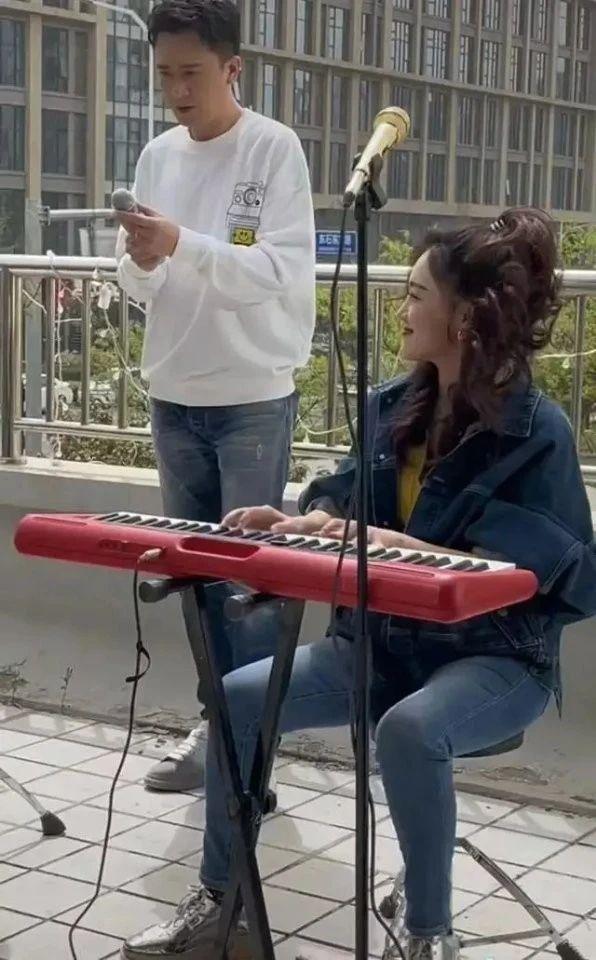 39岁王小玮街头卖艺肚子圆润被疑复婚后怀孕央视主持人杨帆也在场指导