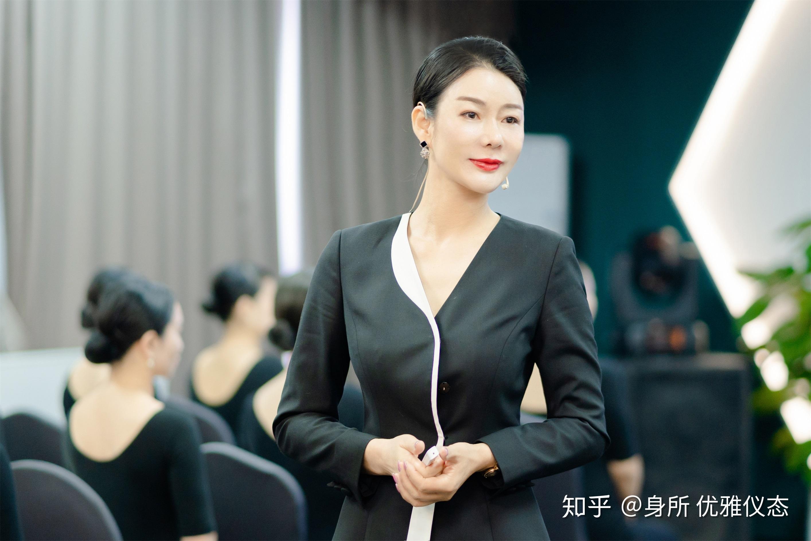 绽放生命之花每一个形体仪态导师都不是与生俱来带着光环雕刻柔美形体