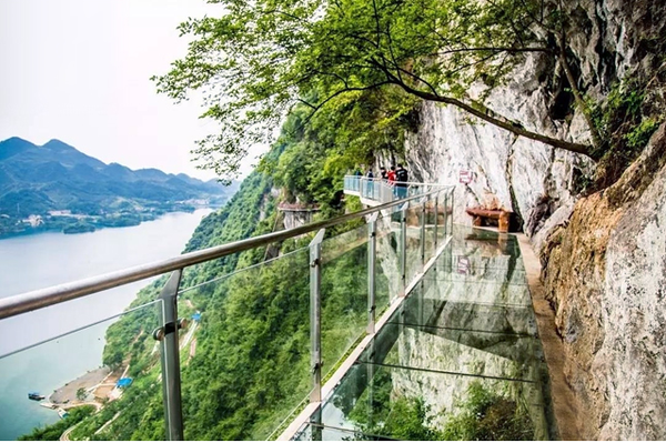 你站在悬空玻璃栈道,你觉得自己的腿会不会发软?