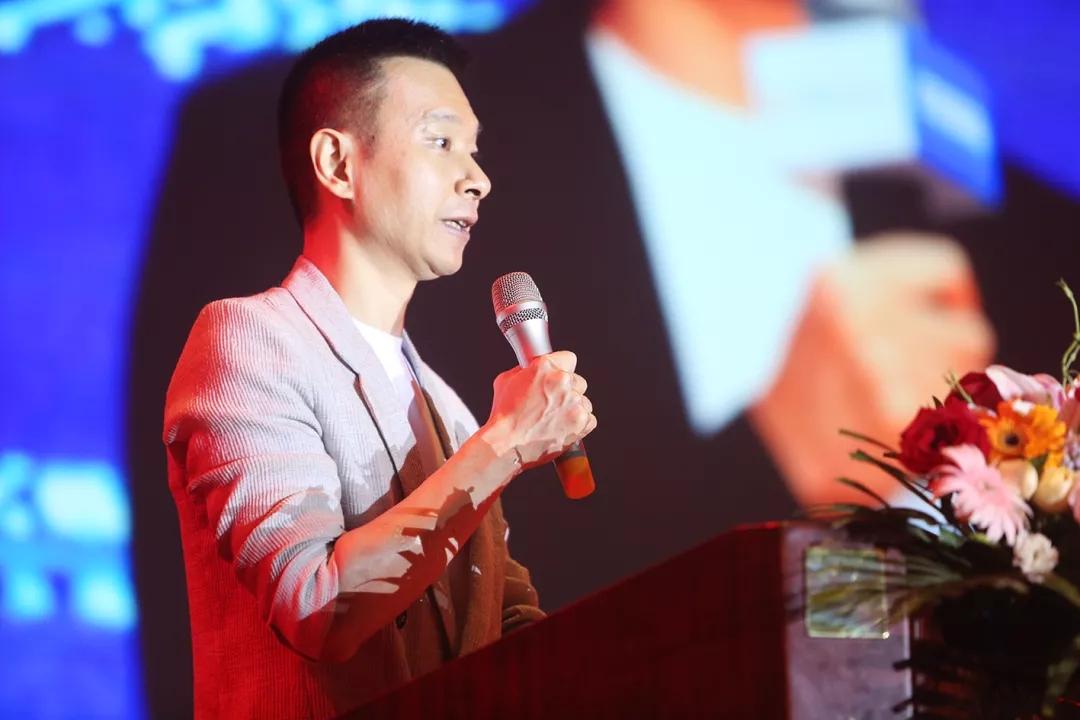 在此次主题会议上,红星美凯龙家居董事长车建新先生,以及居然之家家居