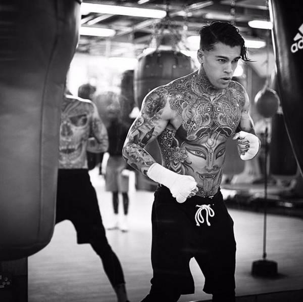 舔屏| 他拥有世界上最酷的纹身 - 知乎