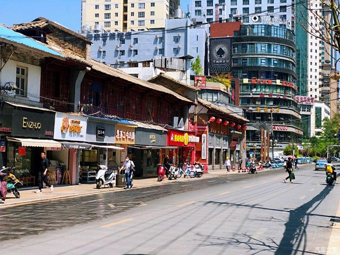 宝善街街道漂亮的双腰线南强街一带在清朝初期是南校场,是驻军练武