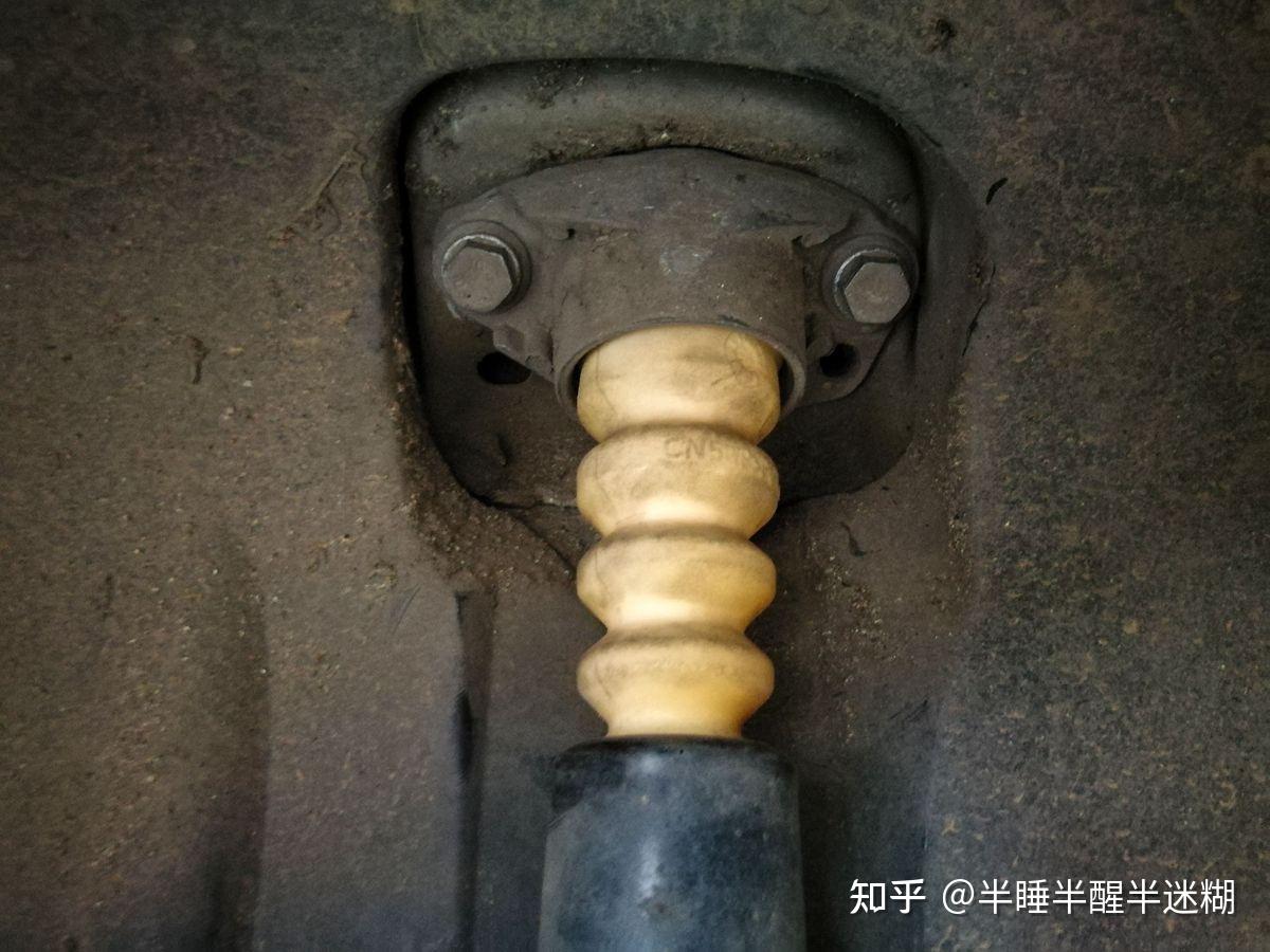 爱车朗逸更换后桥减震器缓冲挡块