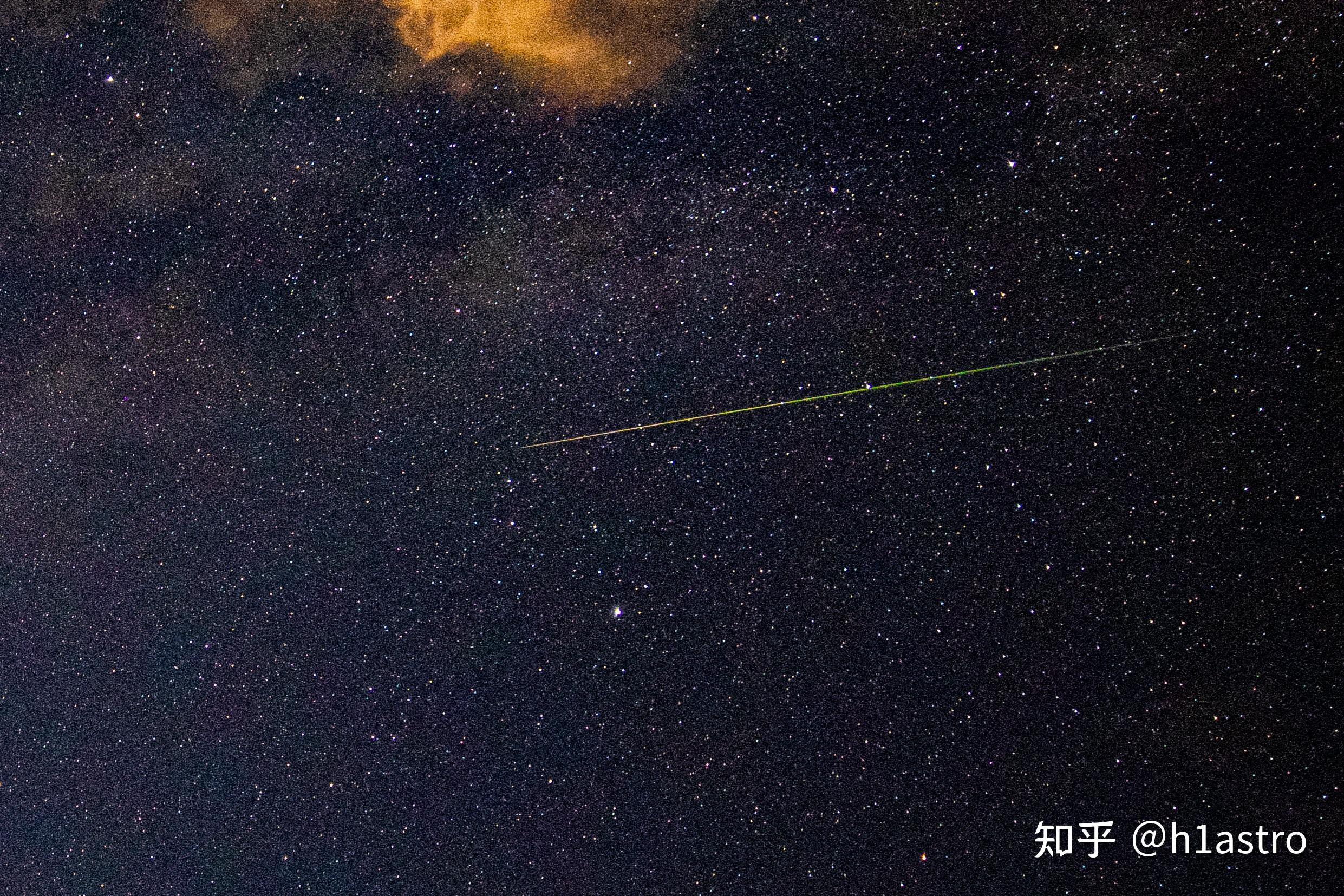 每当流星雨来临,我们迫切等待着流星划过天空.