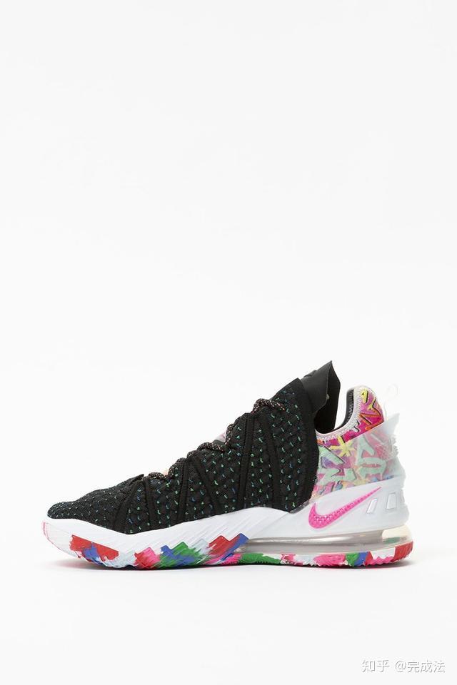lebron 18专为促进勒布朗风格而设计,结合了脚下的各种缓冲技术,可最