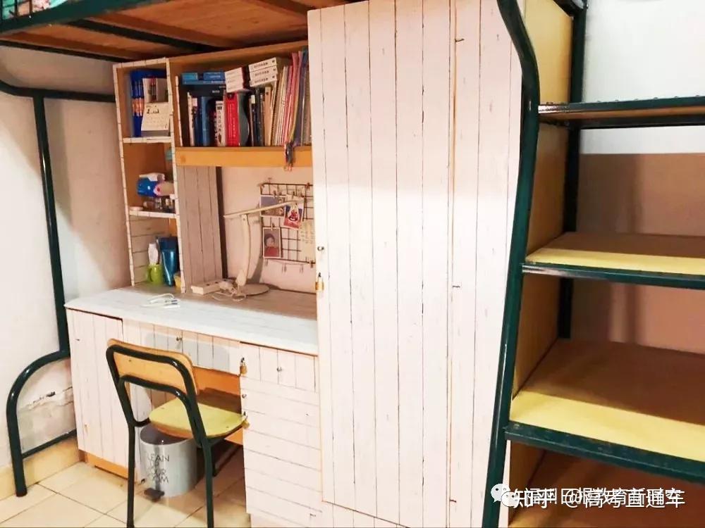 福州一中的学生宿舍楼一共有4栋,男生2栋,女生2栋,每栋楼有6层,一层有