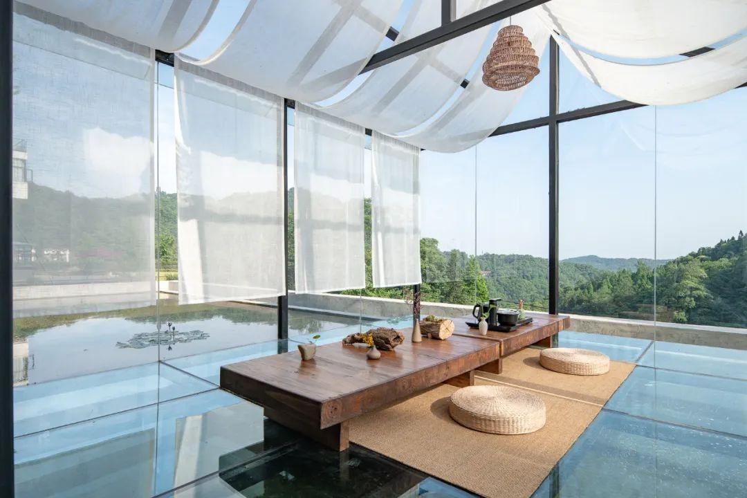 同样盛开于水面的还有270°全景玻璃茶室.