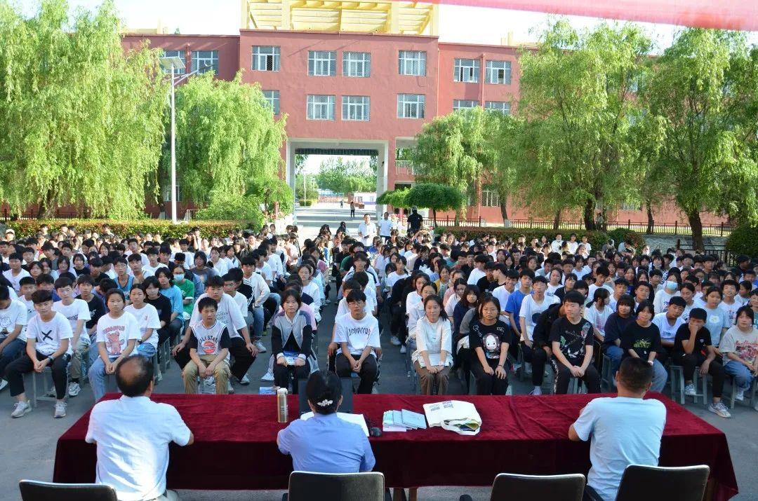 院检委会专职委员许海峰带领检察干警,先后前往埇桥区灰古镇灰古中学