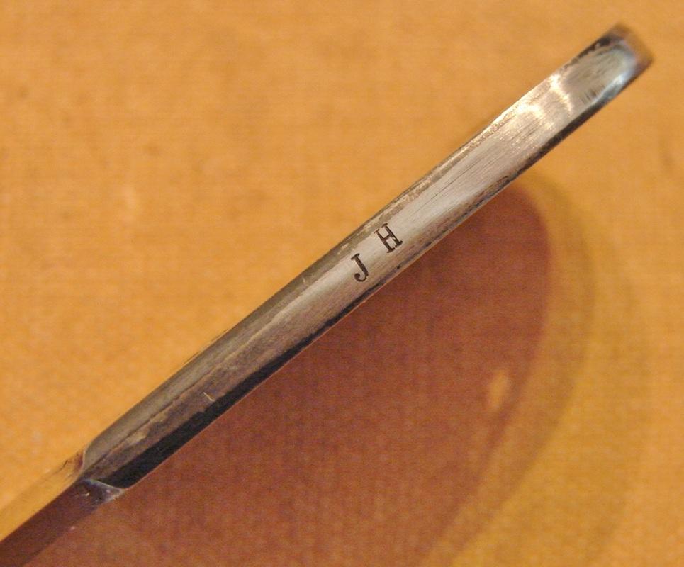 下图中匕首被称为法蒂玛的手,这是一个非常独特的拇指匕首