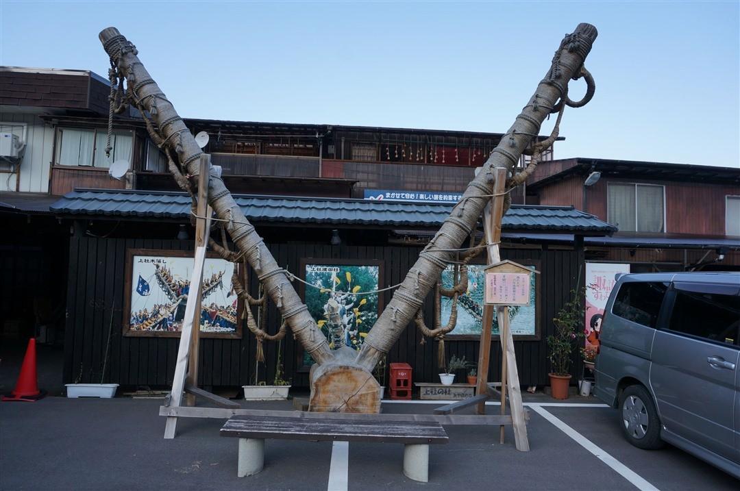 参道的自动售货机上都是诹访姬图案,店里也有种类繁多的周边礼品.