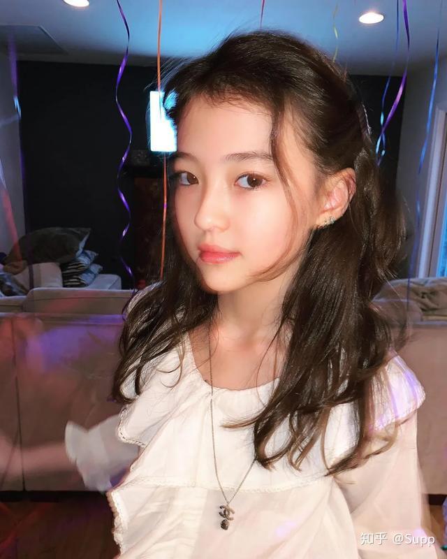 后来仔细翻了她的资料才发现,这个小女孩,来头一点都不简单!