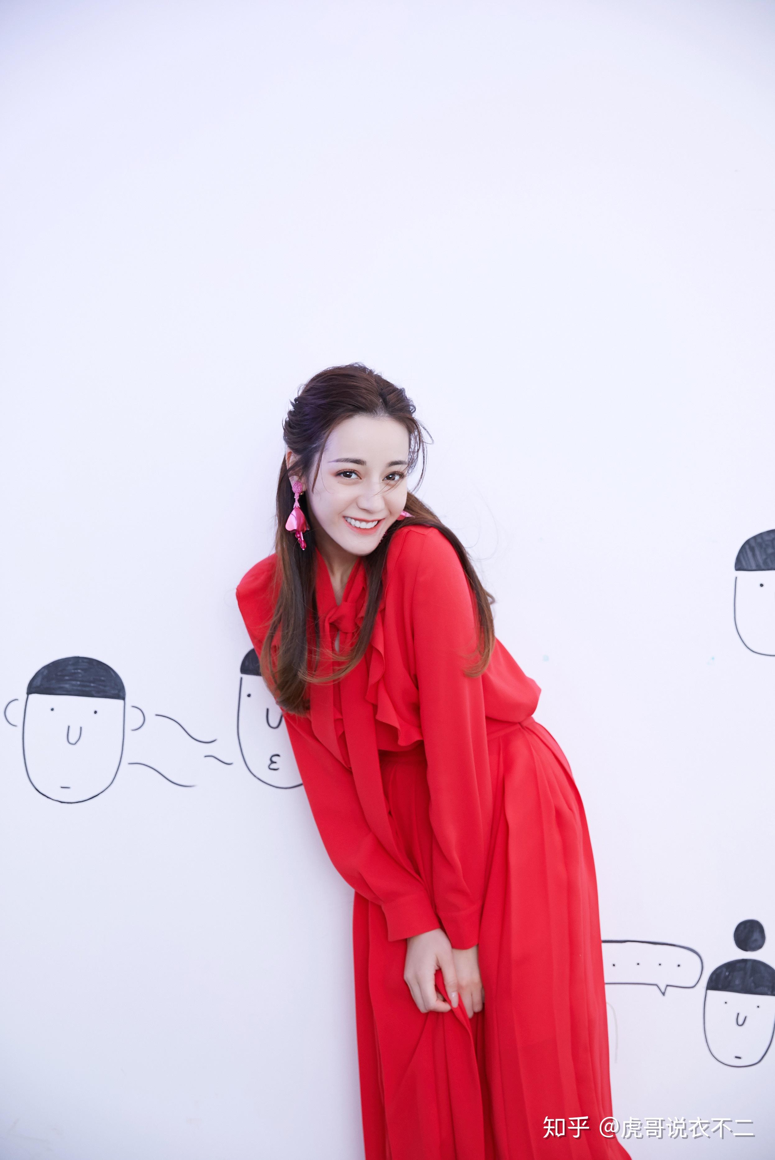 红裙配红唇,热巴化身"狐妖"本妖,好一个灵动俏佳人!