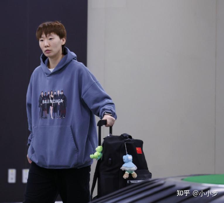 国乒新动作王曼昱蓝衣黑裤穿搭清爽1米75身高少年感十足