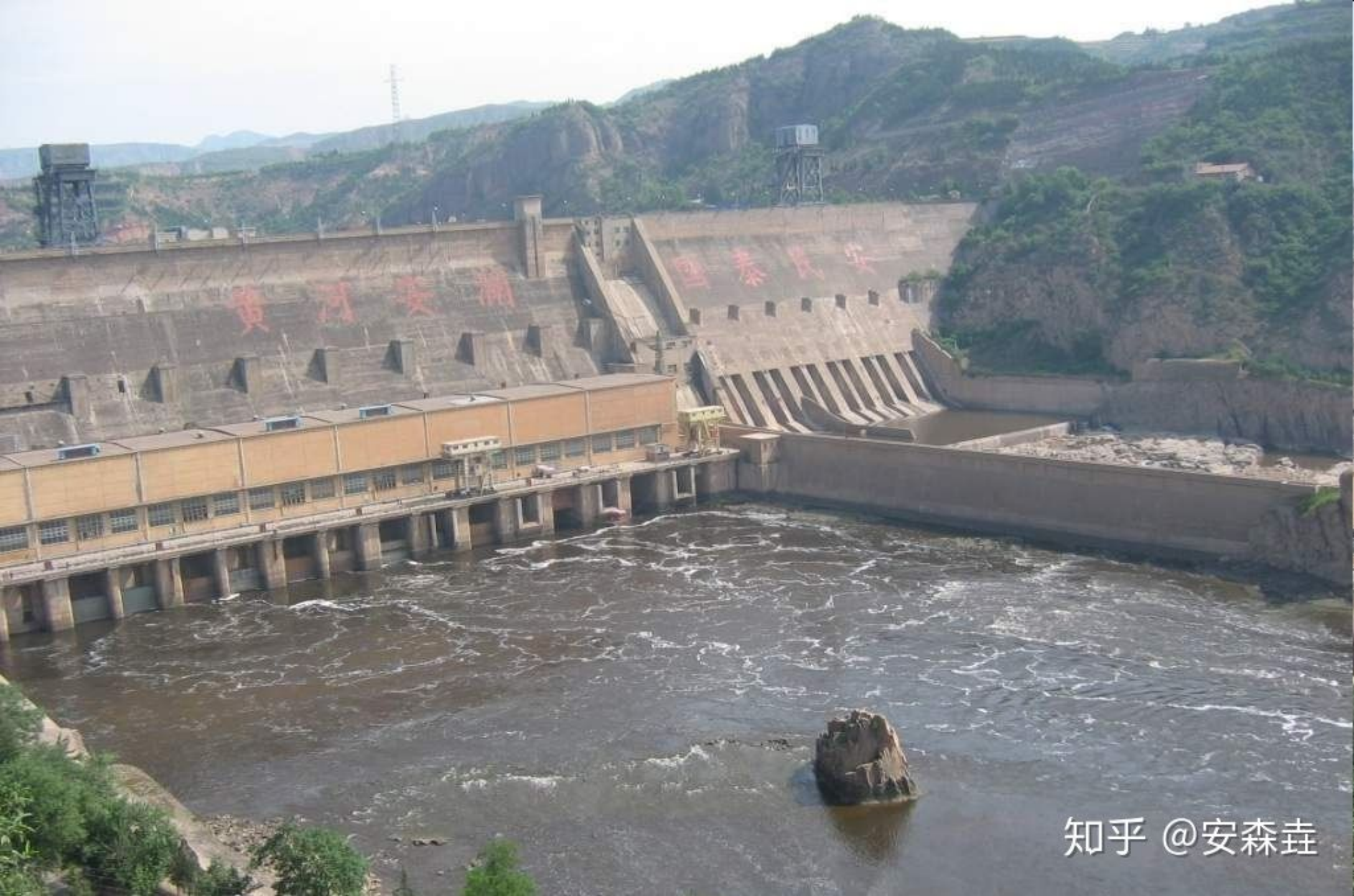 图 2:如今的三门峡水利枢纽,只剩下孤零零的「中流砥柱」