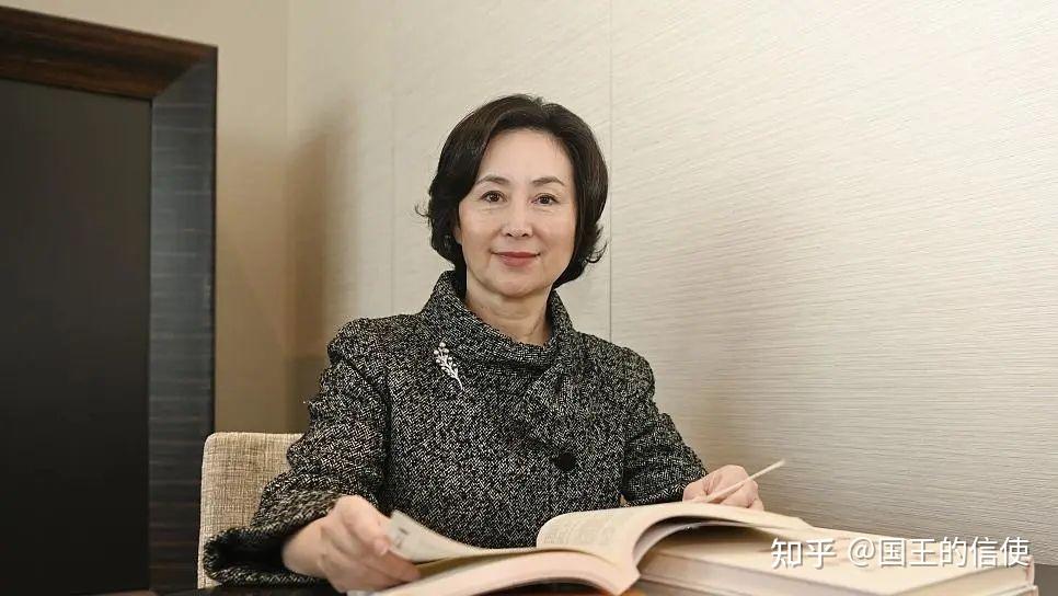 61岁何超琼:身价远超赌王父亲,低调内敛,气质高贵,尽显大家姐风范