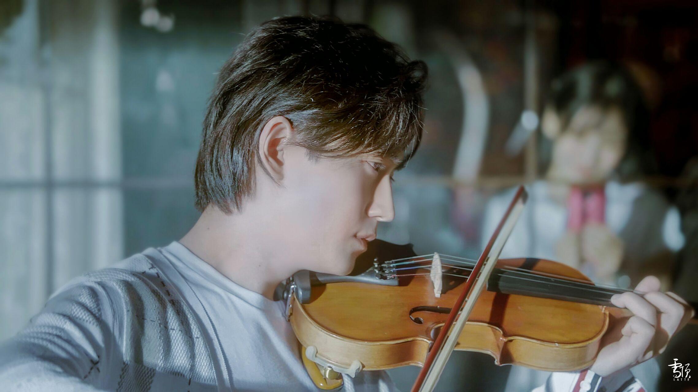 朱一龙拉小提琴图片