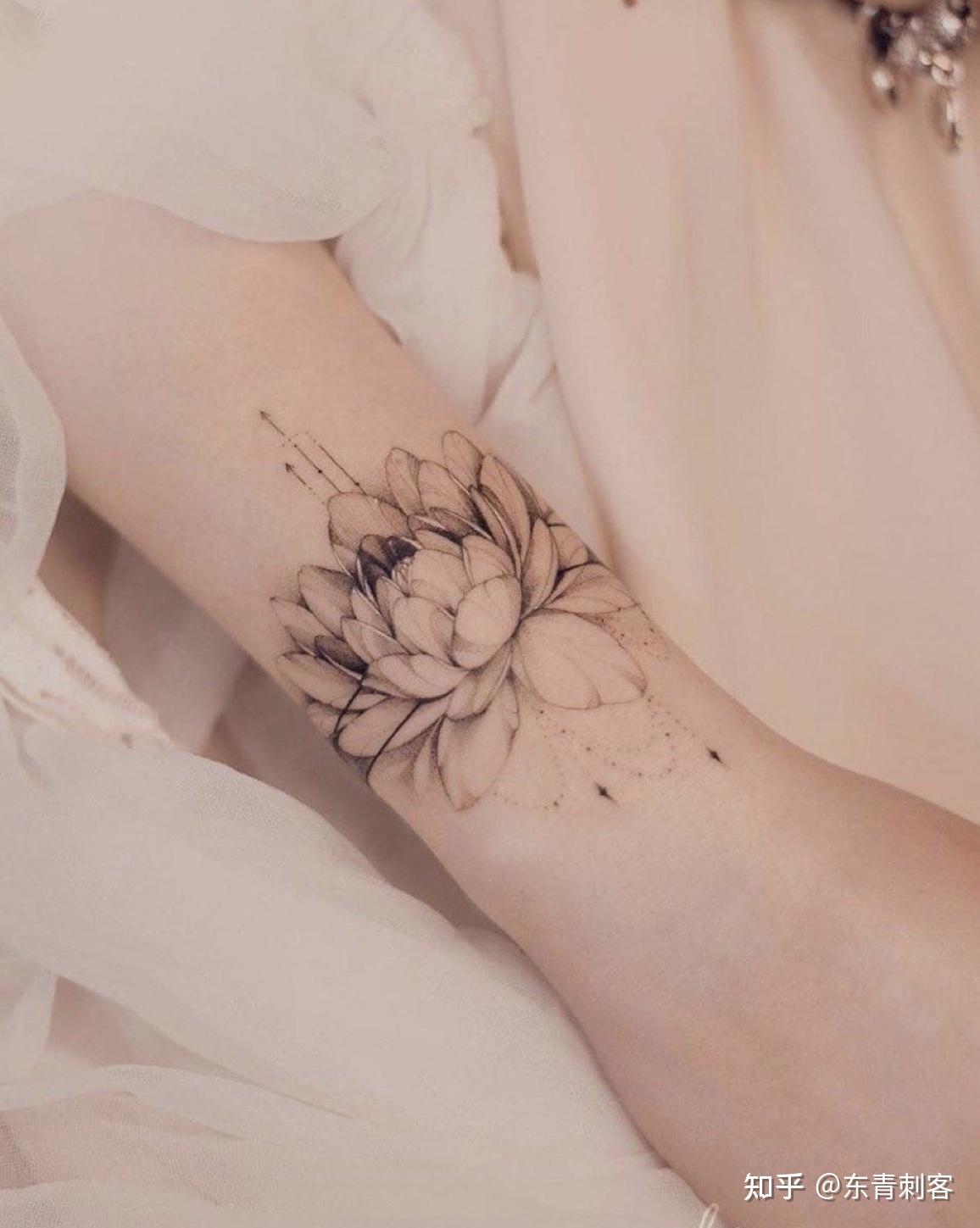 大腿黑灰小清新花卉纹身图案