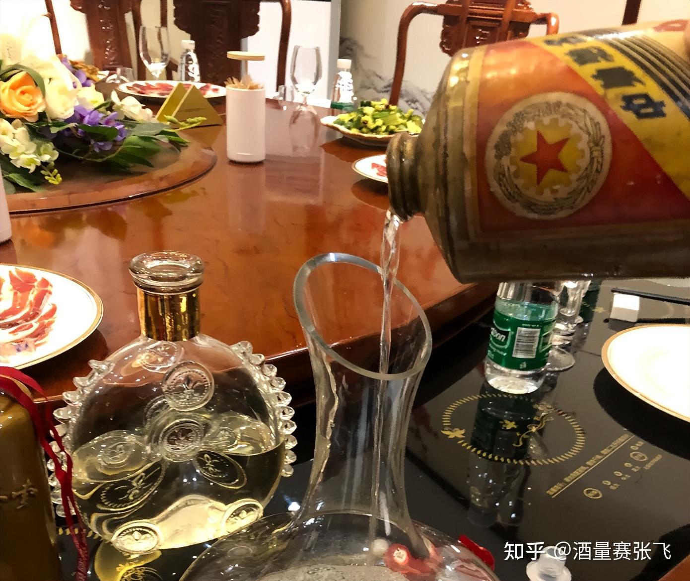 真实喝茅台酒吃饭照片图片