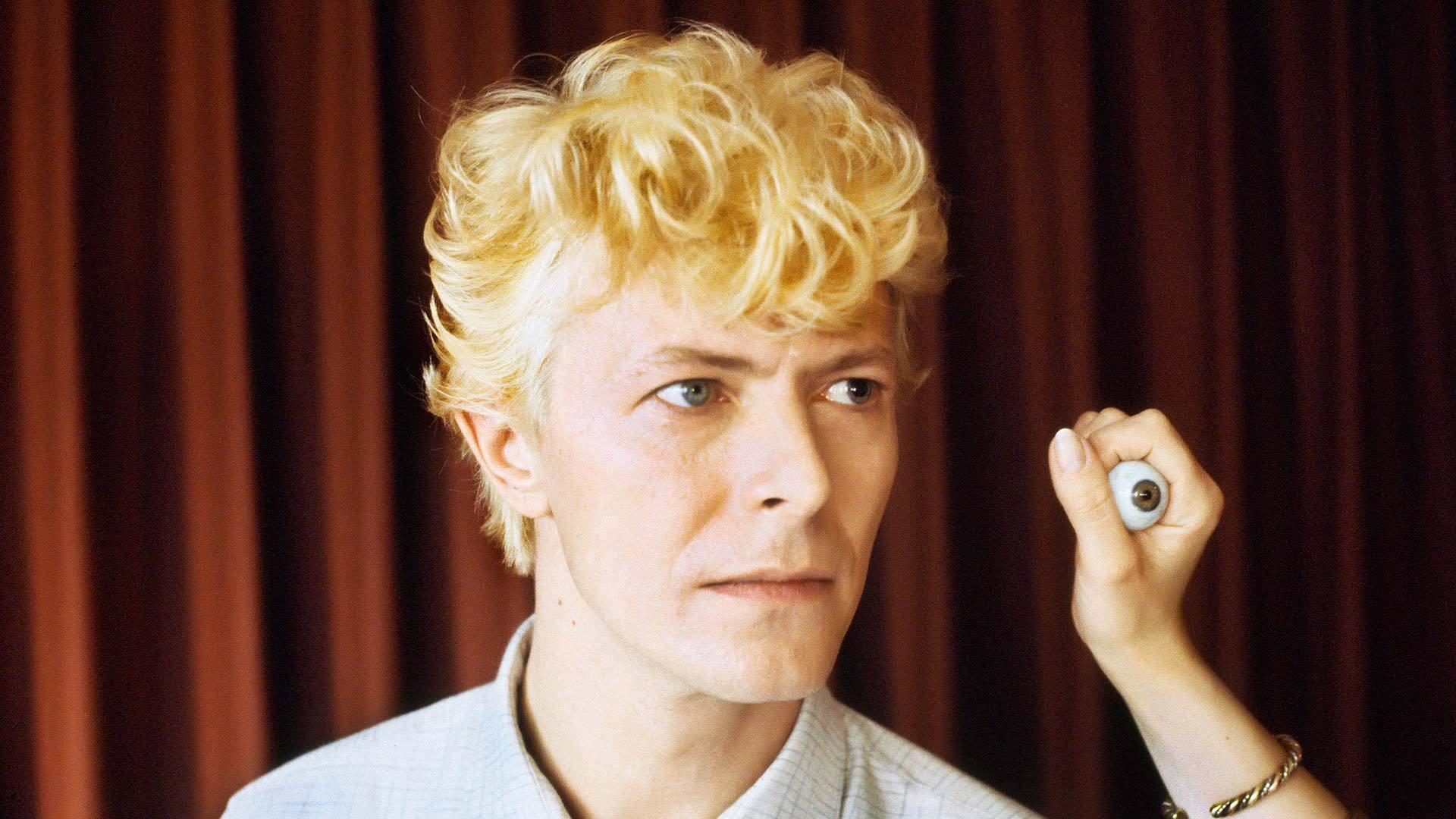 但这一年正是迈克尔·杰克逊推出《thriller》和《billie jean》两部