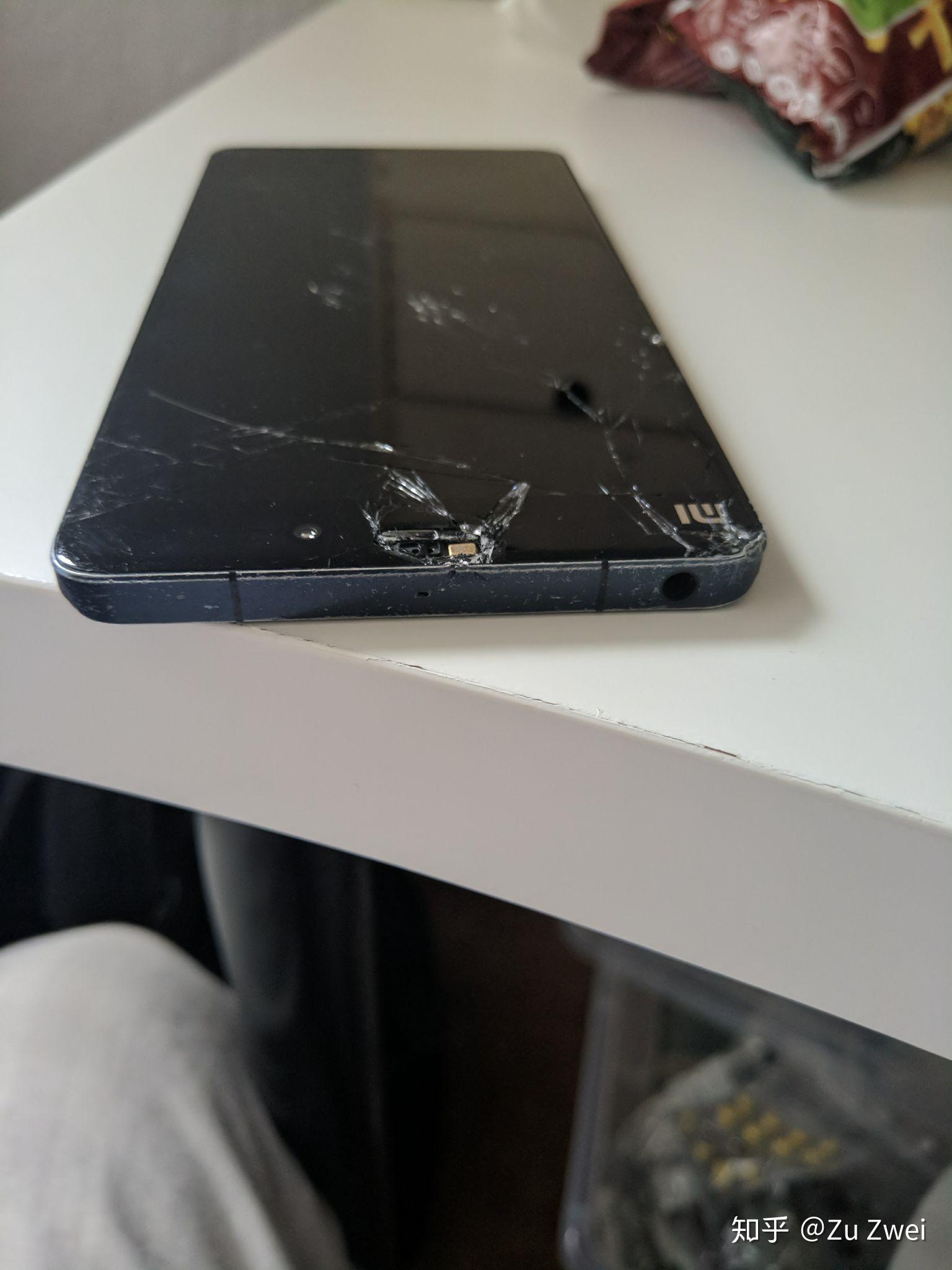 苹果手机后盖玻璃碎了多少钱？大孔后玻璃和小孔后玻璃有什么区别？ - 知乎