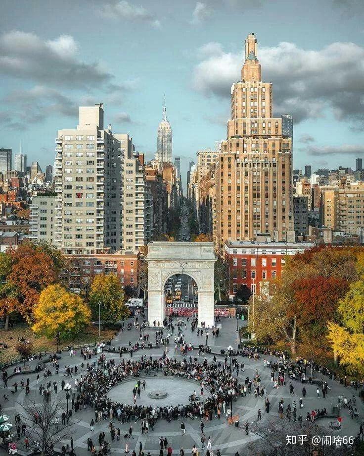 雨笑声不断羽毛纷飞的枕头大战酷暑天带来清凉的喷泉广场washington