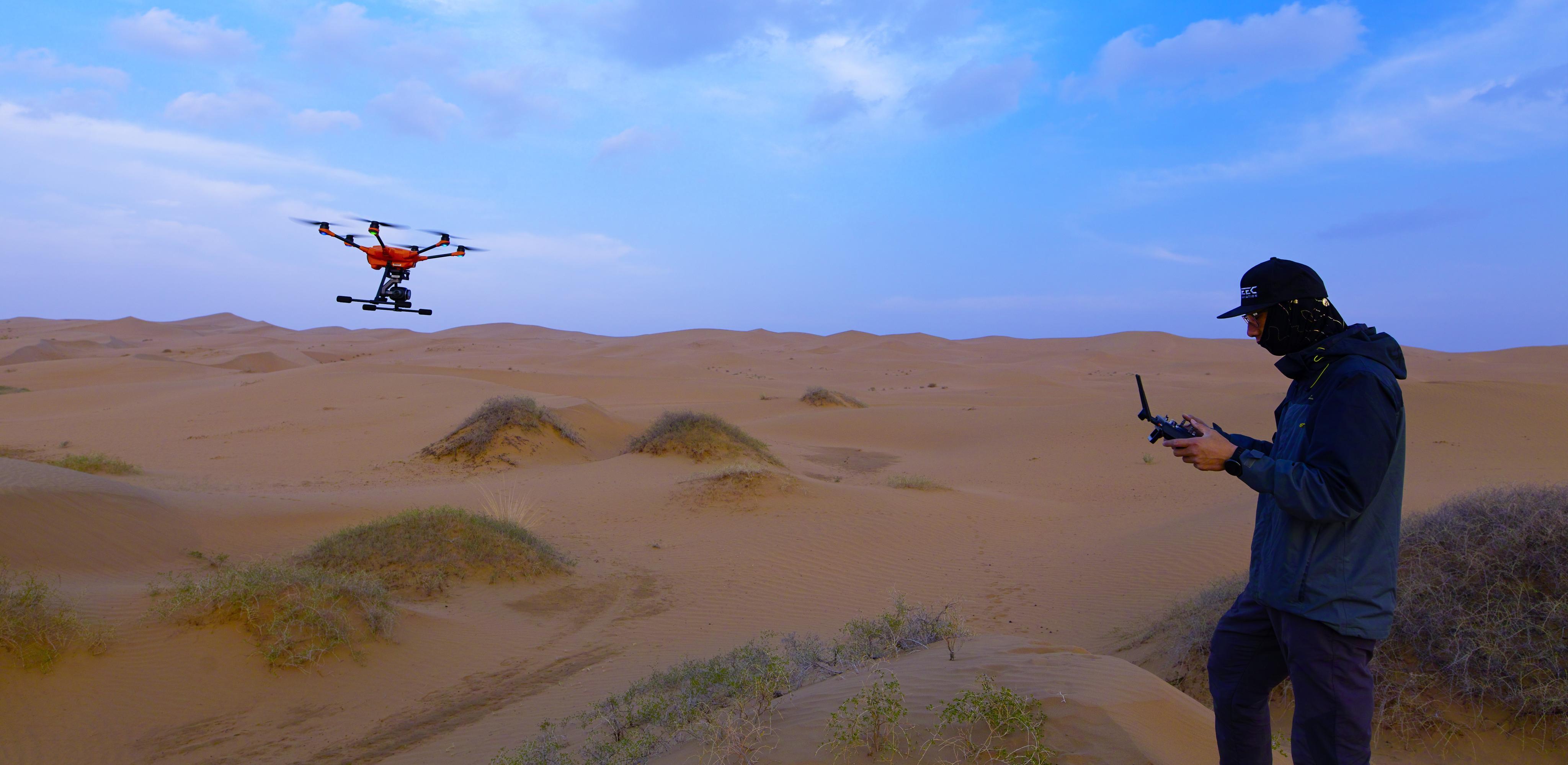 我在沙漠飞无人机