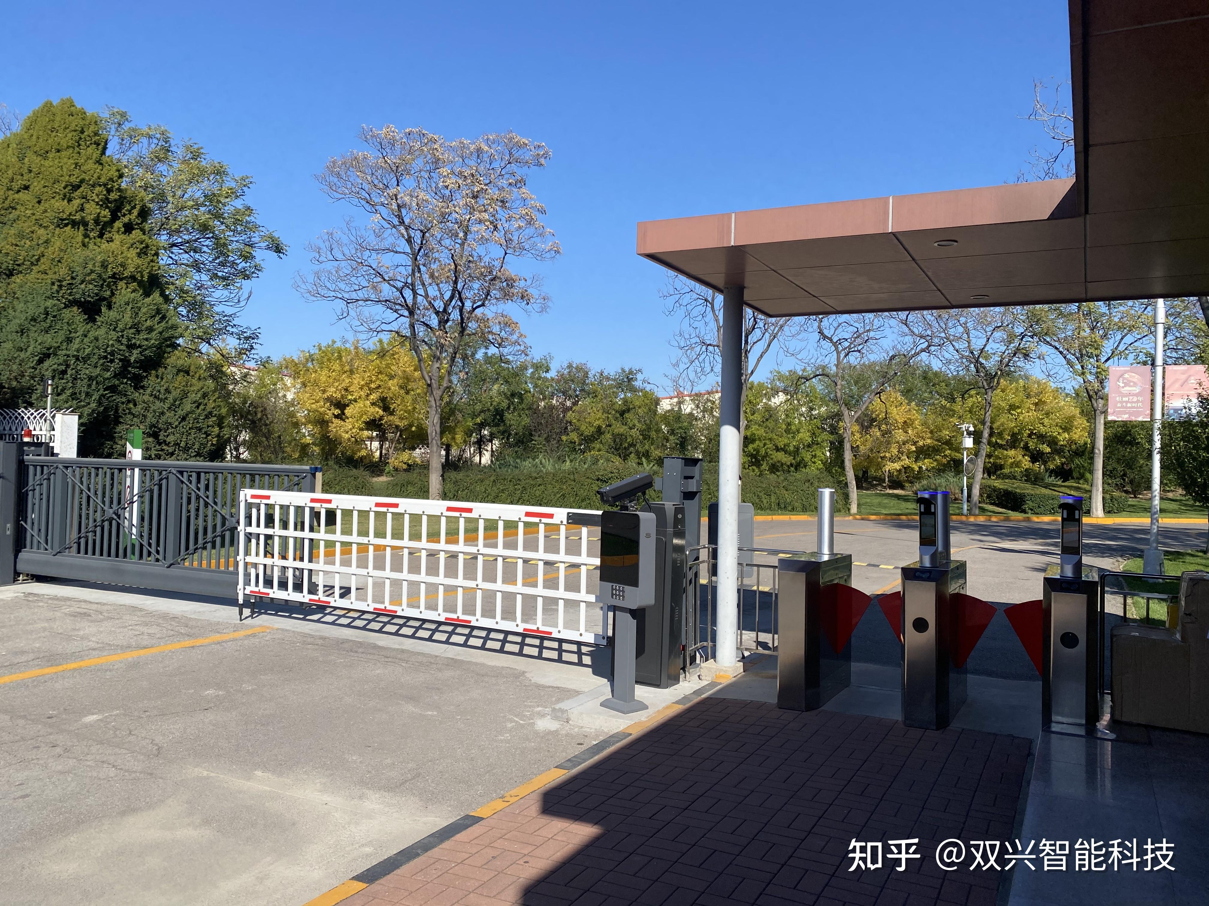 8,在档杆的下沿镶减震嵌充气橡胶管,所以即便砸到车或人,也是一条充气