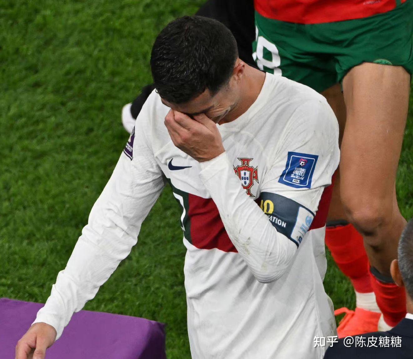 赛后崩溃跪地 37岁C罗哭得像个孩子 - 体育 - 2022年世界杯