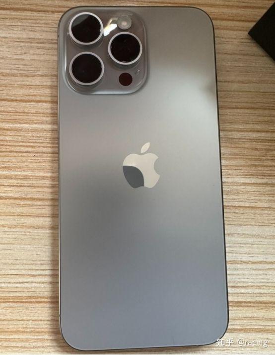 从背面看,和iphone14pro max只有颜色区别.