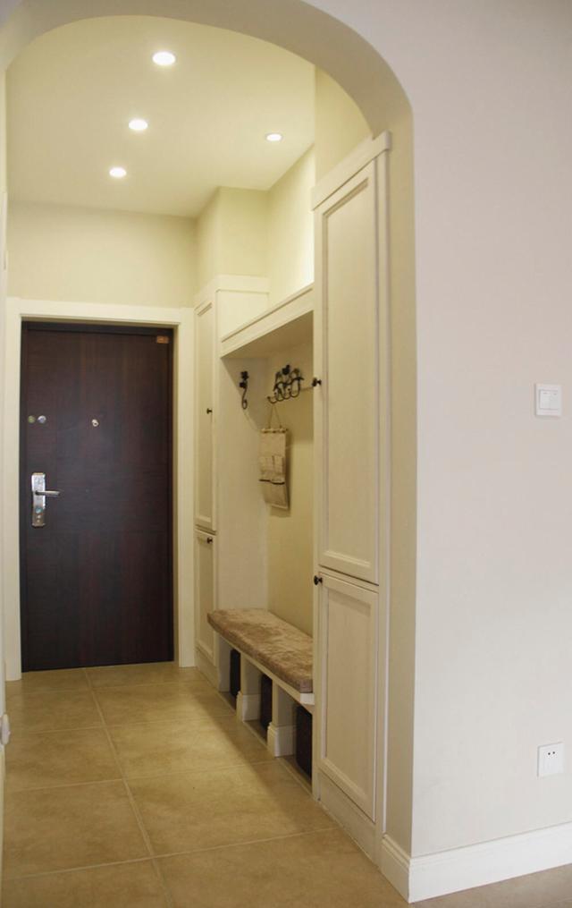 很多家庭在做鞋柜的时候,通常会忽略了换鞋凳,甚至压根就没有换鞋凳的